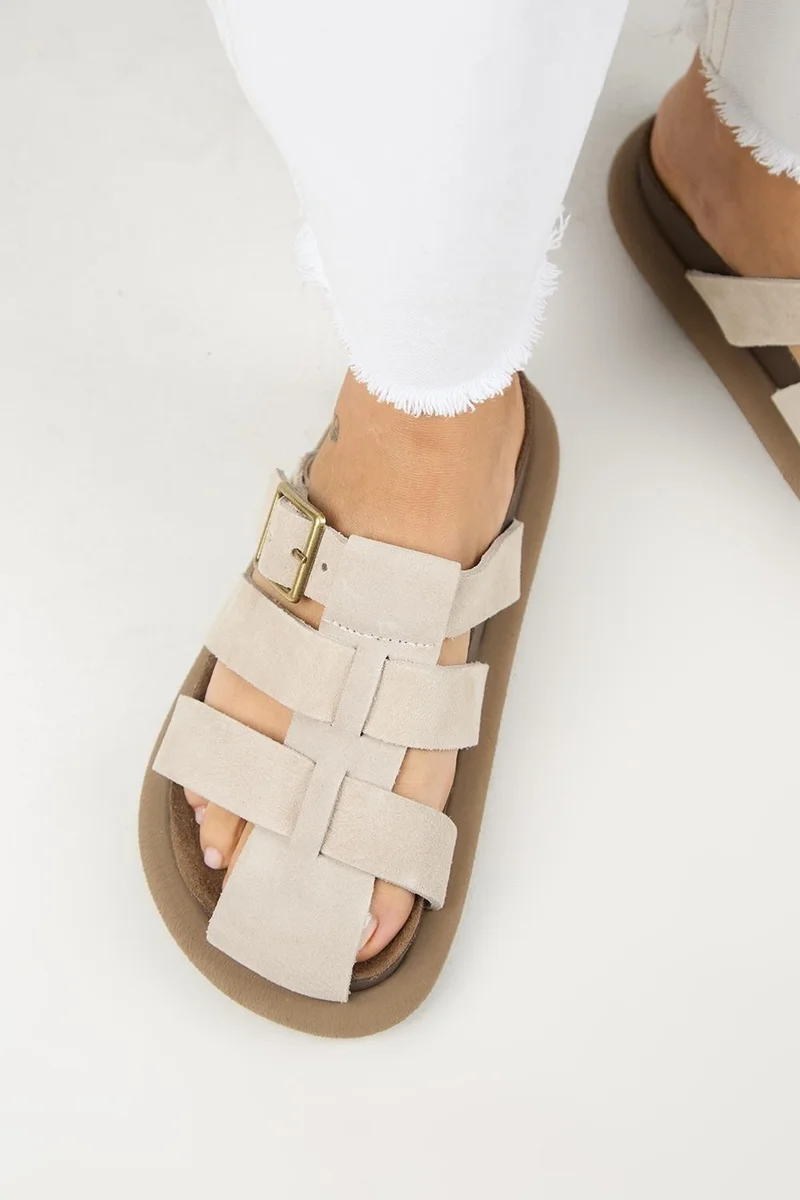 مانجيرو قباقيب نسائية من الجلد الطبيعي من مانييرو برانكاتو، لون بيج، مزودة بإبزيم