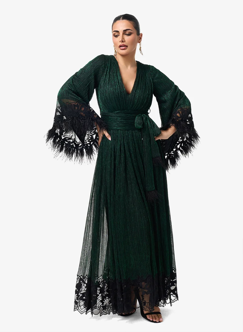 ثريدز باي اجوني فستان ماكسي بياقة على شكل حرف  وتفاصيل فرو على الأكمام