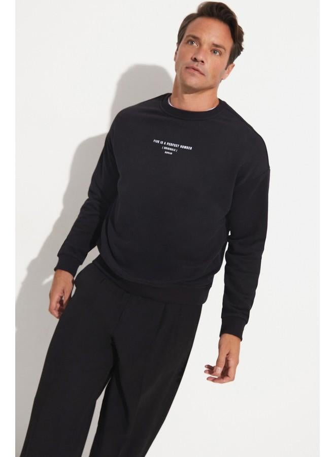 جون تيشيرت رجالي مطبوع بياقة دائرية مقاس عادي أسود - Image 3