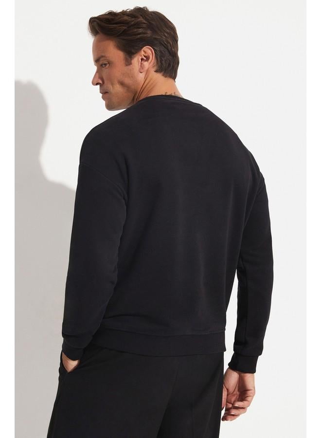 جون تيشيرت رجالي مطبوع بياقة دائرية مقاس عادي أسود - Image 5