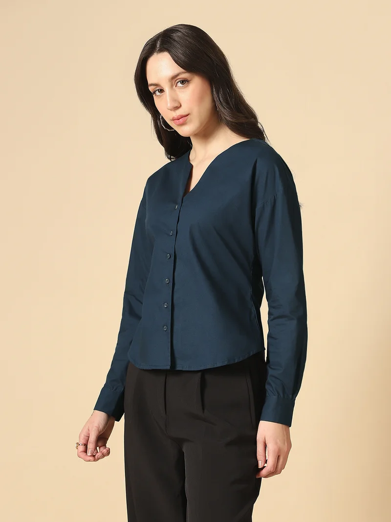 جلو باص قميص نسائي كحلي بياقة على شكل حرف  وأكمام مكشكشة وحافة منحنية للعمل