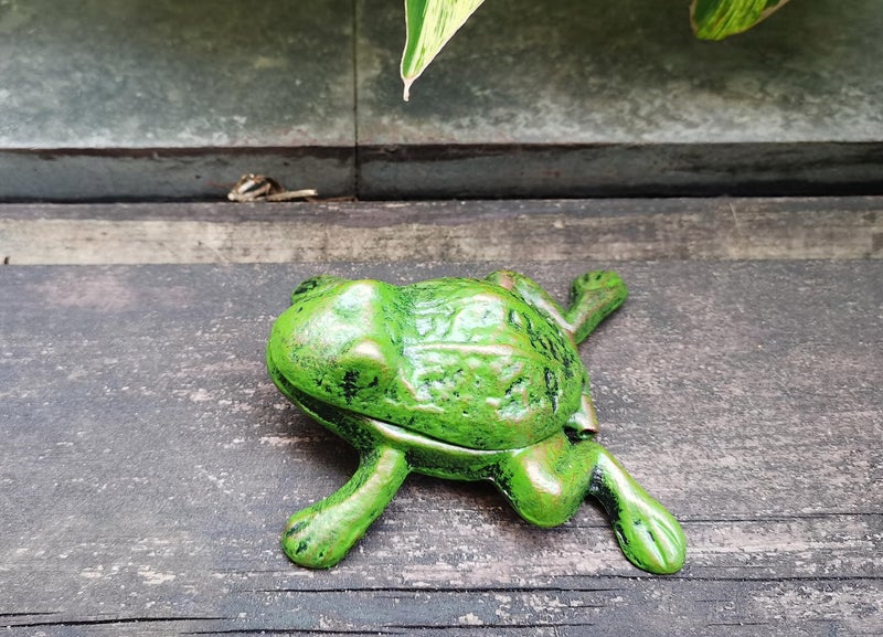 BSTGIFTS Iron Frog Key Hider - Outdoor Statue, Cast Iron, Green Frog, Hide a Key, Garden Decoration - Image 2