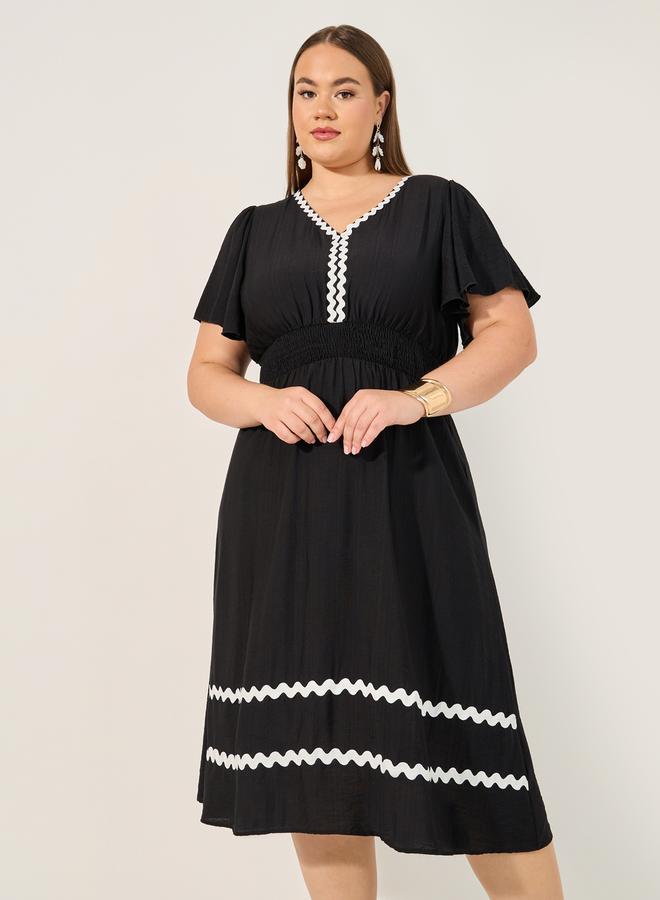 Styli Trimmed Detail Dress  - Image 3