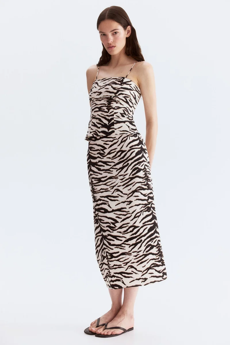 اتش اند ام بلوزة ضيقة بحمالات كتف