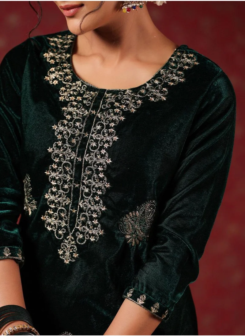 آي شين Women's Green Velvet Embellished Tunic Full Length Casual Straight Fit Kurta Set