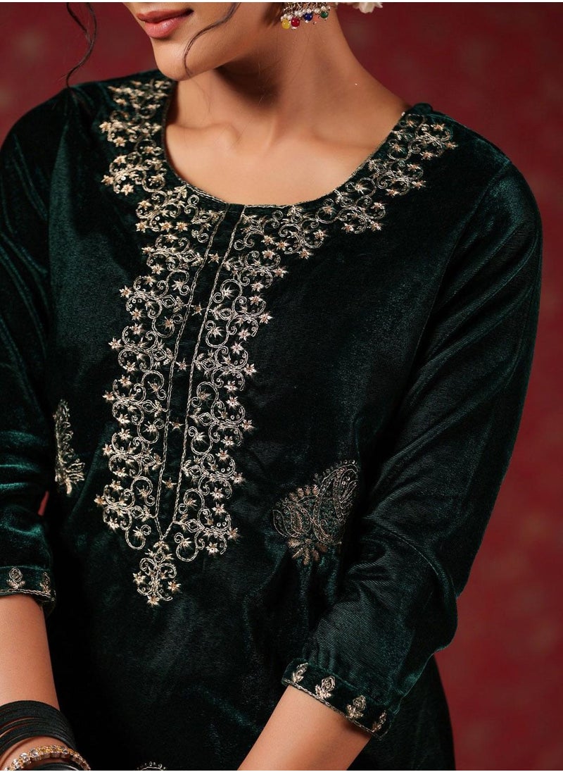 ISHIN Women's Green Velvet Embellished Tunic Full Length Casual Straight Fit Kurta Set  - Image 2
