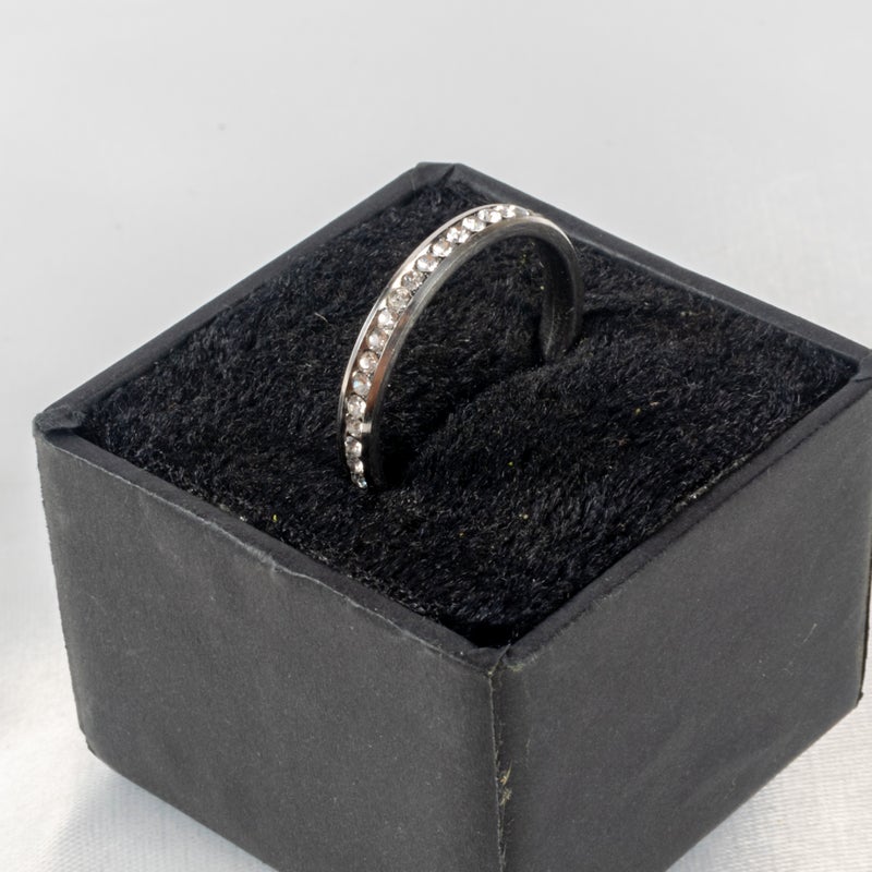 ذا بلاك بيرل اكسسوريز دبلة أستانليس ستيل فضي مرصعة بفصوص الزيركون مقاس 17 - Image 3