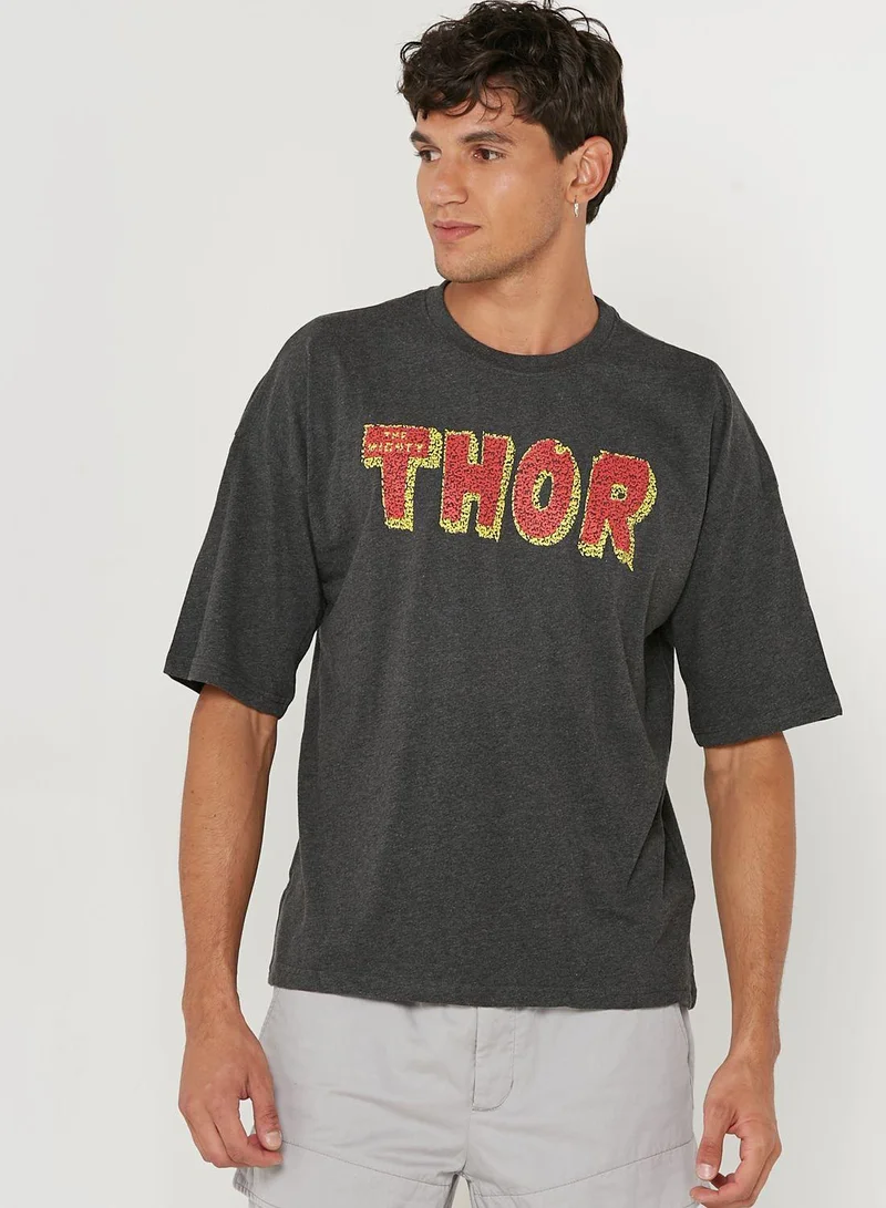 أوربان هول تيشيرت واسع بطبعة كتابة