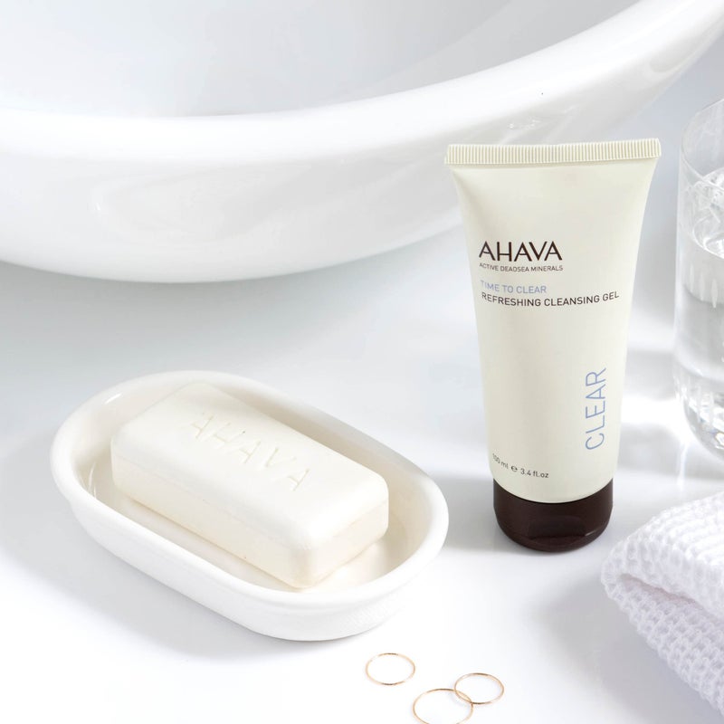 AHAVA جل تنظيف منعش AHAVA - منظف خالي من الصابون ومنعش، ينظف ويزيل المكياج، الأوساخ والشوائب، غني بمزيج حصري من أوزموتير، جذر الزنجبيل، ألانطوين وفيتامين E، 3.4 أونصة سائلة. - Image 3