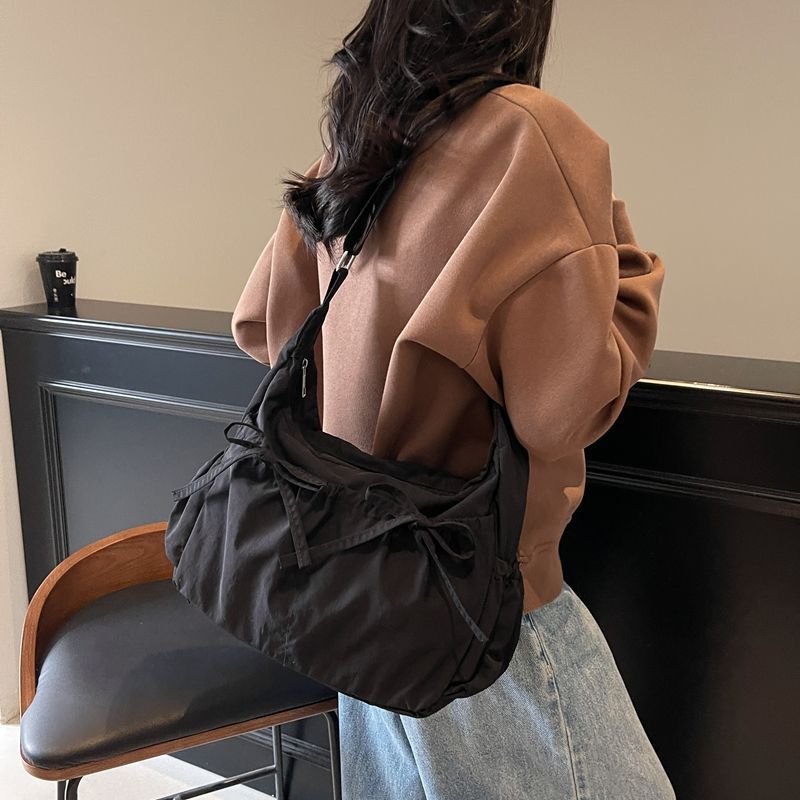 Drawstring Crossbody Bag Large Capacity Bag Style Pleated Versatile Casual Shoulder Tote For Commuting - Image 4