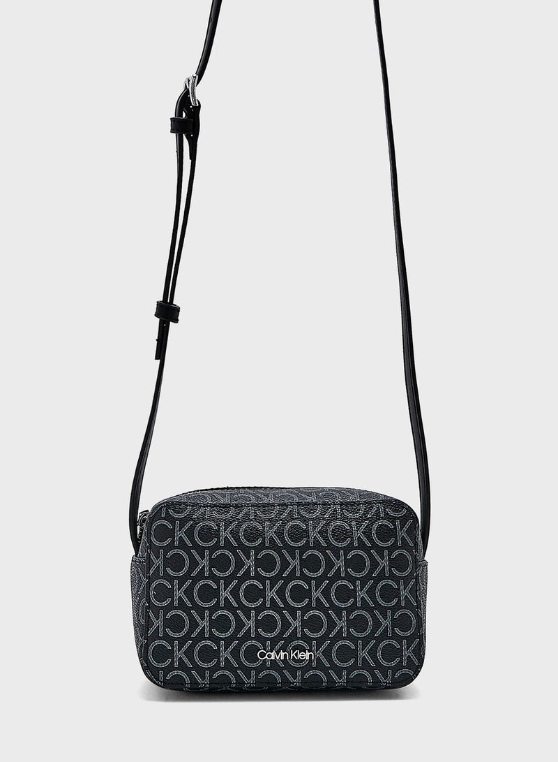 كالفن كلاين شنطة كروس بتصميم مميز - Image 1