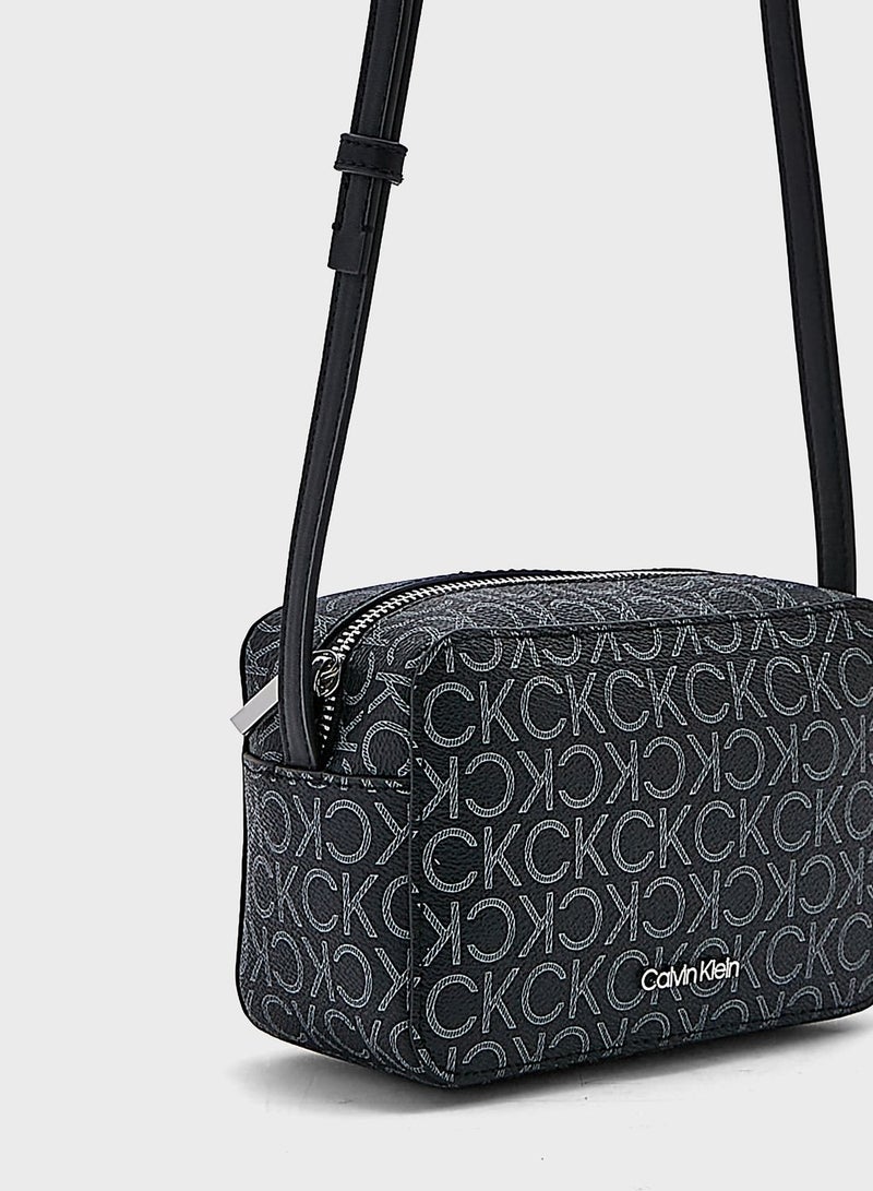 كالفن كلاين شنطة كروس بتصميم مميز - Image 3