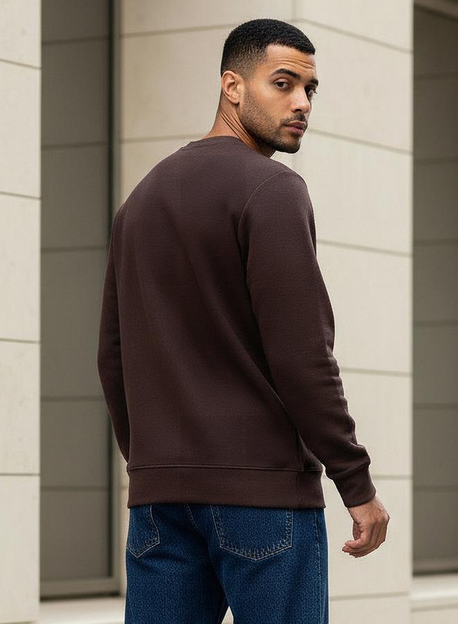 ايكونيك كنزة رجالية بتصميم أيقوني مطرزة بشعار - Image 3