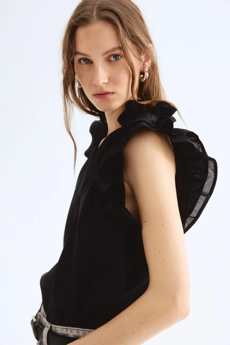 اتش اند ام بلوزة مزينة بحواف مكشكشة