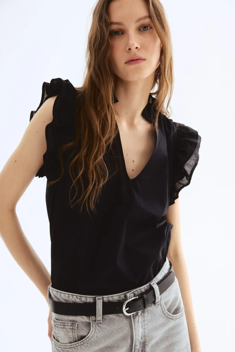 اتش اند ام بلوزة مزينة بحواف مكشكشة