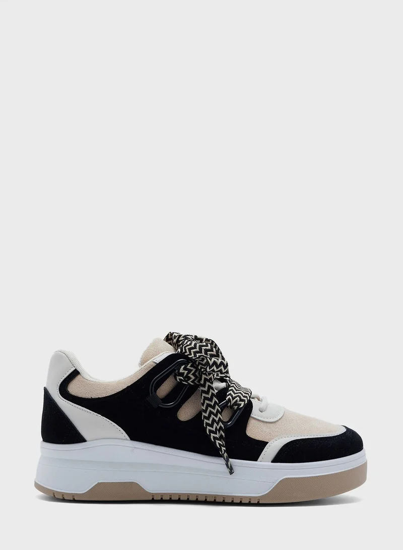 ترافل من نمشي Low Top Sneaker With Chunky Lace Detail