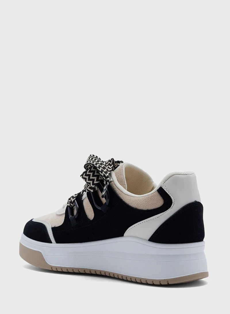ترافل من نمشي Low Top Sneaker With Chunky Lace Detail