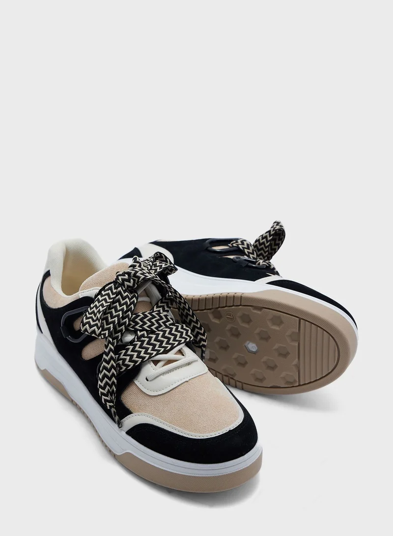 ترافل من نمشي Low Top Sneaker With Chunky Lace Detail