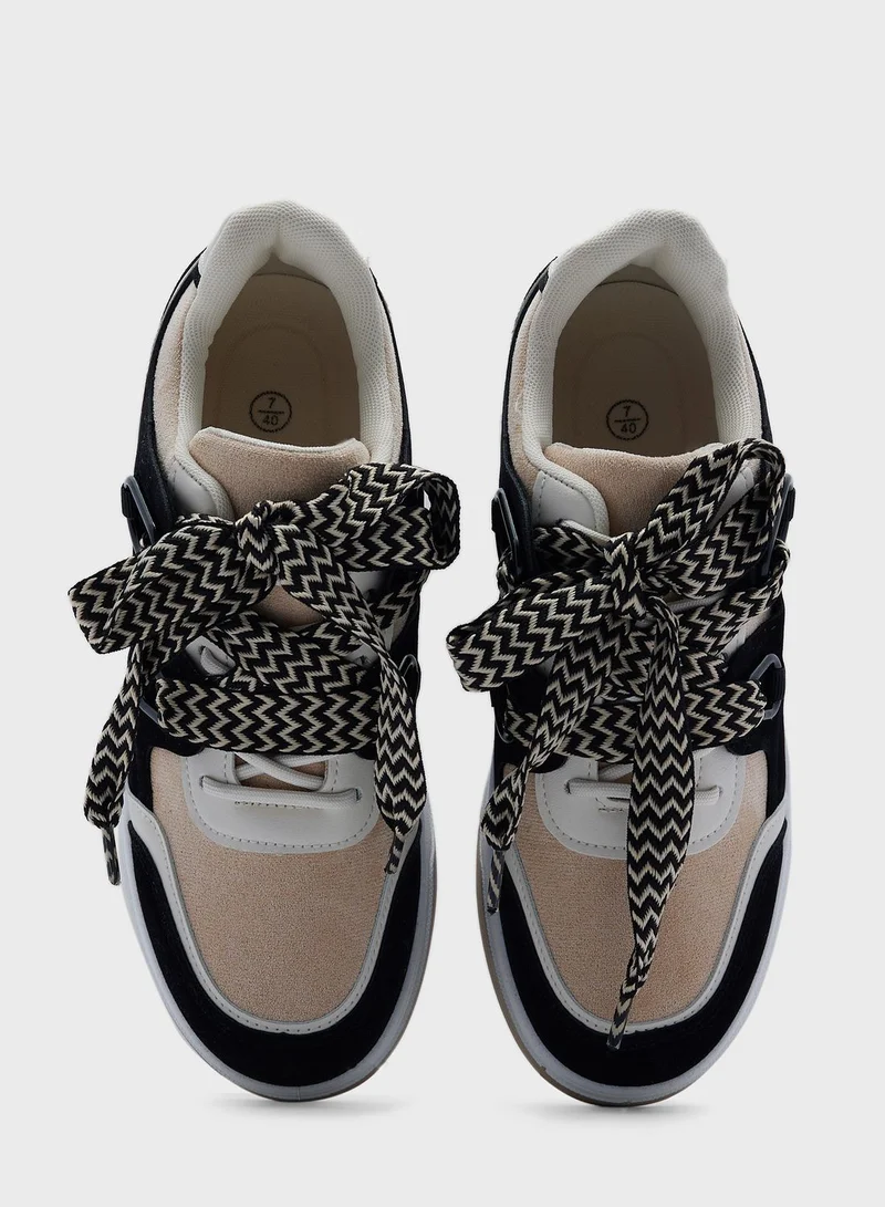 ترافل من نمشي Low Top Sneaker With Chunky Lace Detail