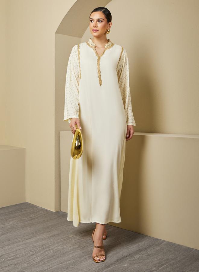 ستايلي جلابية - بياقة واقفة وتفاصيل دانتيل مزخرفة - Image 1