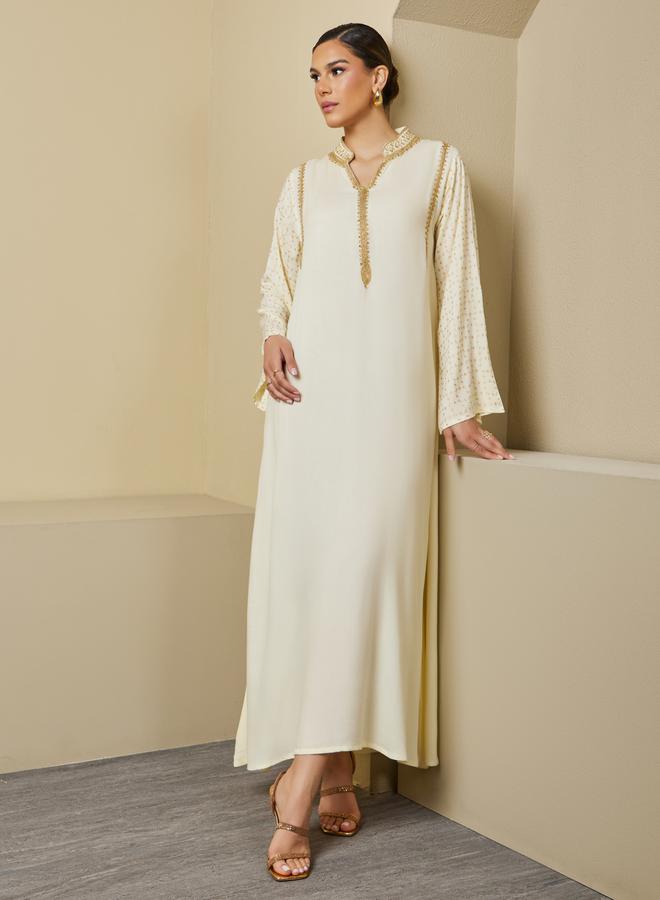 ستايلي جلابية - بياقة واقفة وتفاصيل دانتيل مزخرفة - Image 2