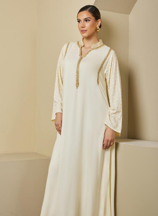 ستايلي جلابية - بياقة واقفة وتفاصيل دانتيل مزخرفة - Image 3