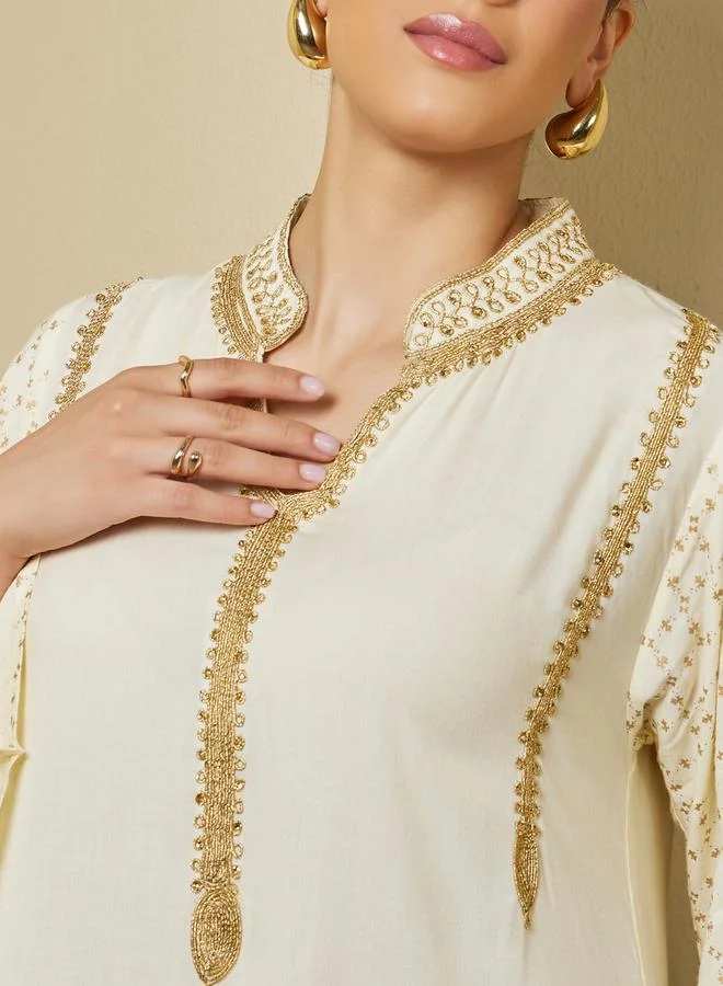 ستايلي جلابية A-Line مزينة بتفاصيل دانتيل وياقة واقفة