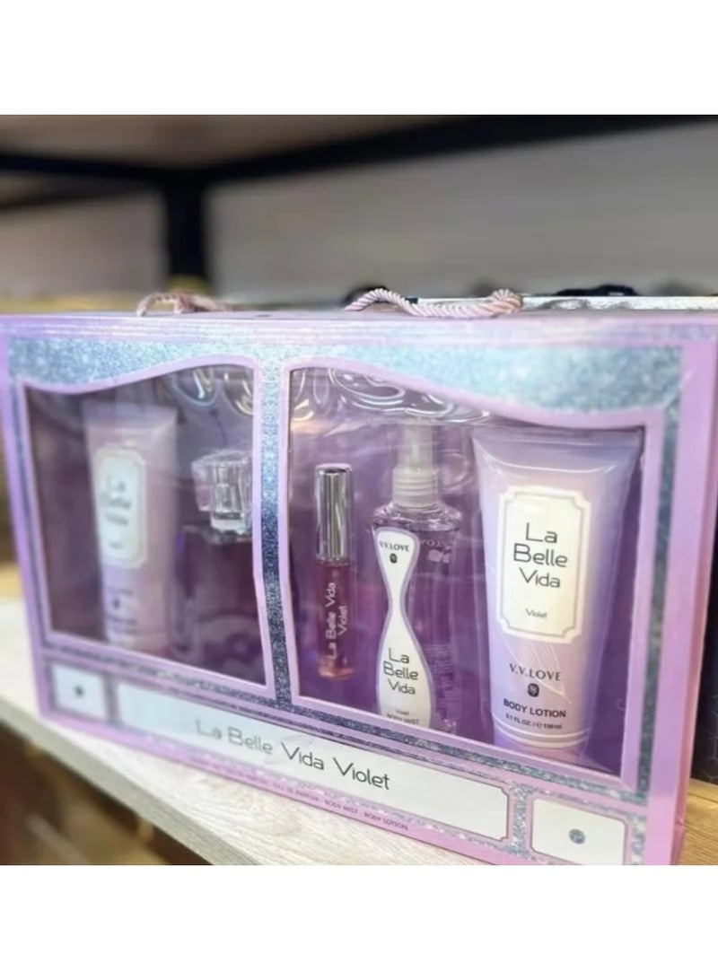 لا طقم هدايا مجموعة عطور للجسم. يتكون الطقم من عطر، لوشن للجسم، جل استحمام، وكريم لليدين. يتميز برائحة ناعمة من الورود والبنفسج.