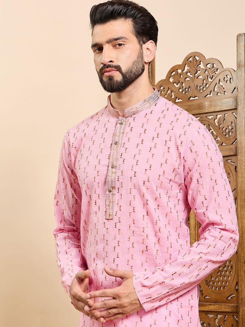 SWAGG INDIA كُرتا تافاسيا للرجال من القطن بتصميم هندسي مزخرف بالأزهار باللون الوردي - Image 2