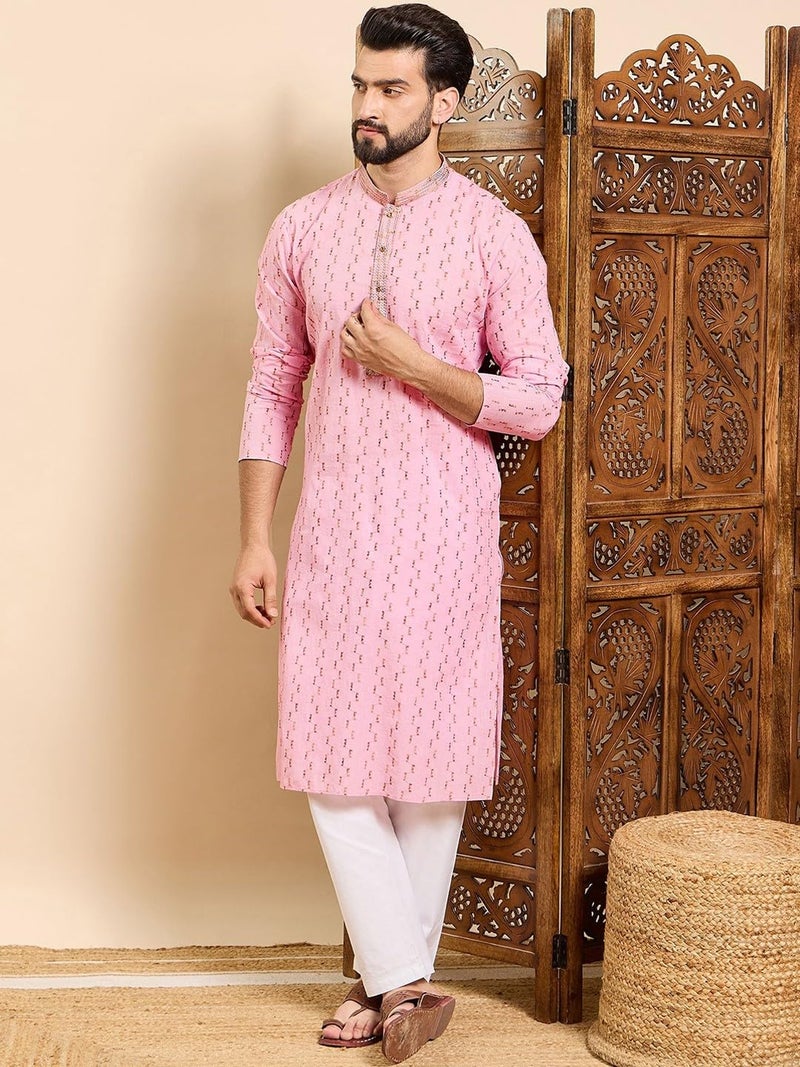 SWAGG INDIA كُرتا تافاسيا للرجال من القطن بتصميم هندسي مزخرف بالأزهار باللون الوردي - Image 5
