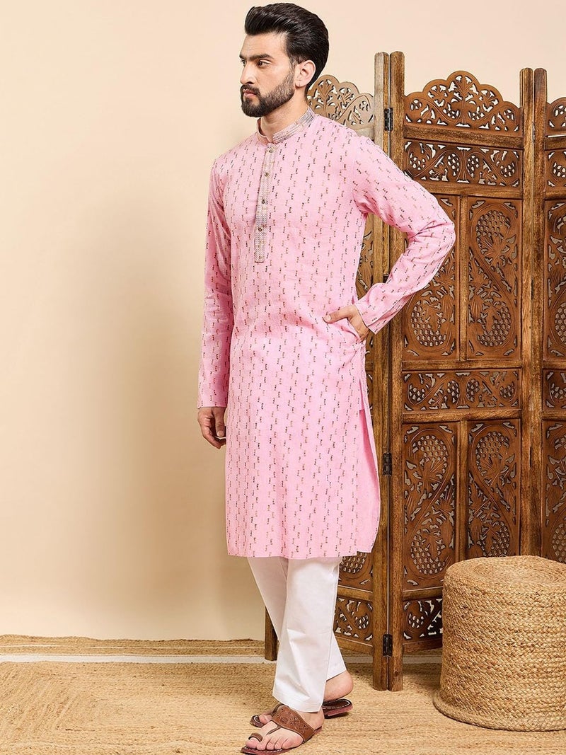 SWAGG INDIA كُرتا تافاسيا للرجال من القطن بتصميم هندسي مزخرف بالأزهار باللون الوردي - Image 3