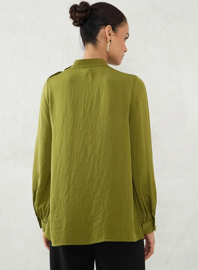 فيميلا بلوزة ساتان سادة بأزرار على الكتف من ستايلي