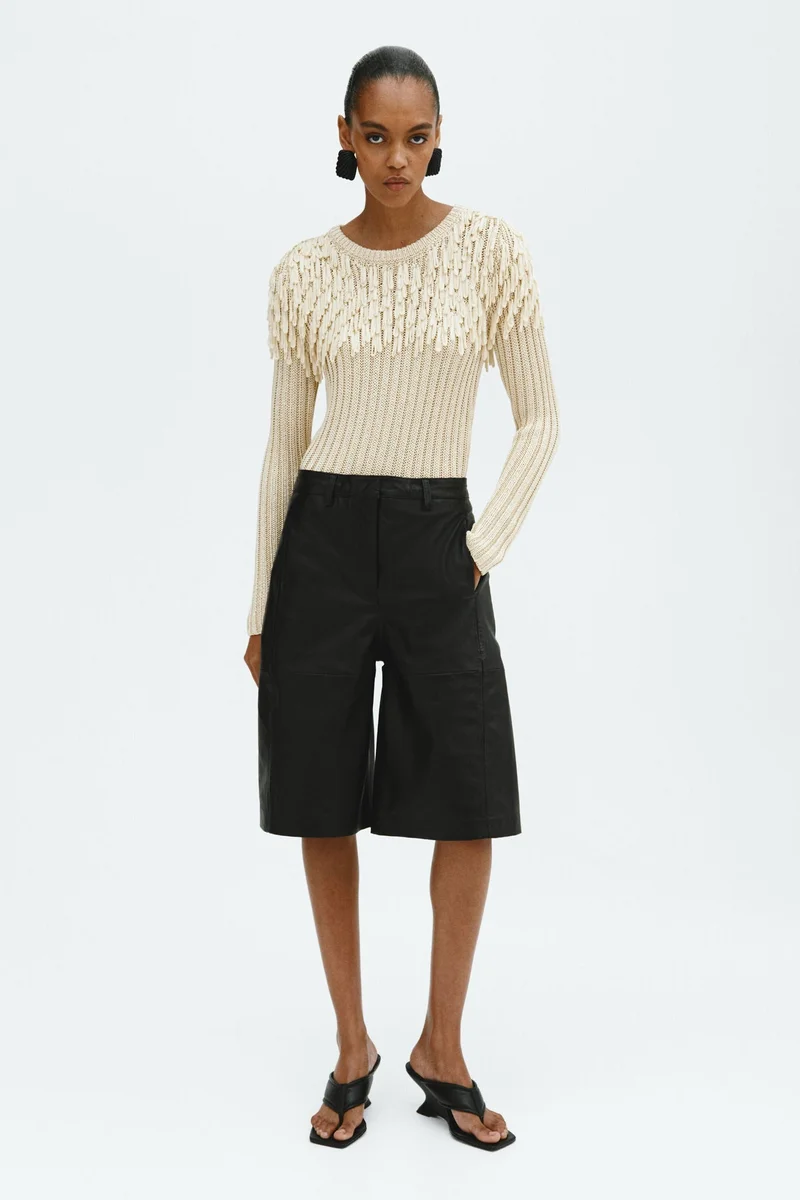 اتش اند ام بلوزة محبوكة بنسيج مرن وتفاصيل شراشيب