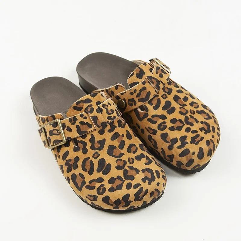 مانجيرو قباقيب مانيجيرو زيتا ليوبارد النسائية من الجلد الطبيعي مع حزام وإبزيم، لون بني فاتح