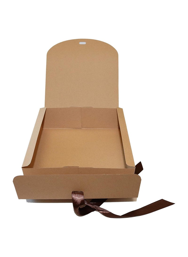 عبوة من 12 قطعة حلوى من ورق الكرافت البني الفاخر DIY صندوق هدايا مربع كبير 24 * 24 * 6 سم مع هدية شريط للشوكولاتة وديكورات حفلات الزفاف وحفلات استقبال المولود. صندوق هدايا مع شريط مفتوح من الأعلى للتغ - Image 3