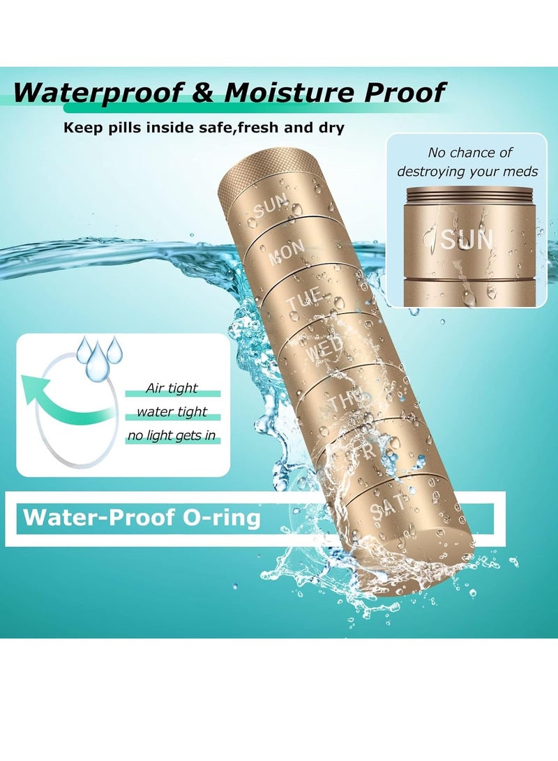 SYOSI منظم حبوب السفر الأسبوعي، علبة حبوب معدنية مقاومة للماء، حامل حبوب، مقاوم للرطوبة، علبة حبوب يومية، حاوية حبوب كبيرة لمدة 7 أيام لحمل الفيتامينات والأدوية ومكملات زيت السمك، ذهبي - Image 2