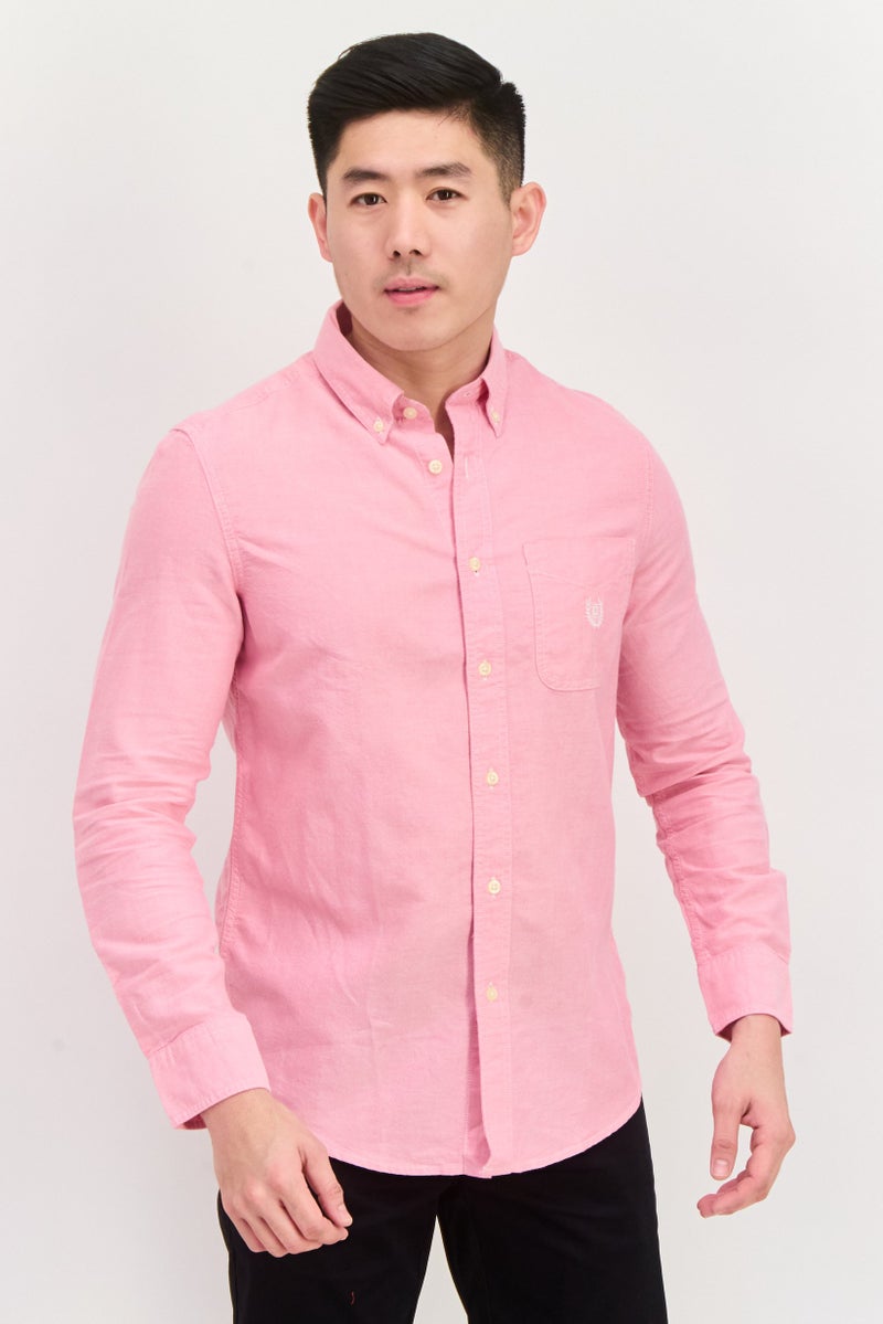 Chaps قميص رجالي بتصميم مخصص بأكمام طويلة وشعار مطرز، وردي - Image 1