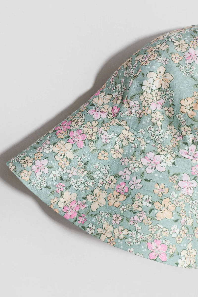 اتش اند ام قبعة مطبوعة للحماية من الشمس بحافة عريضة