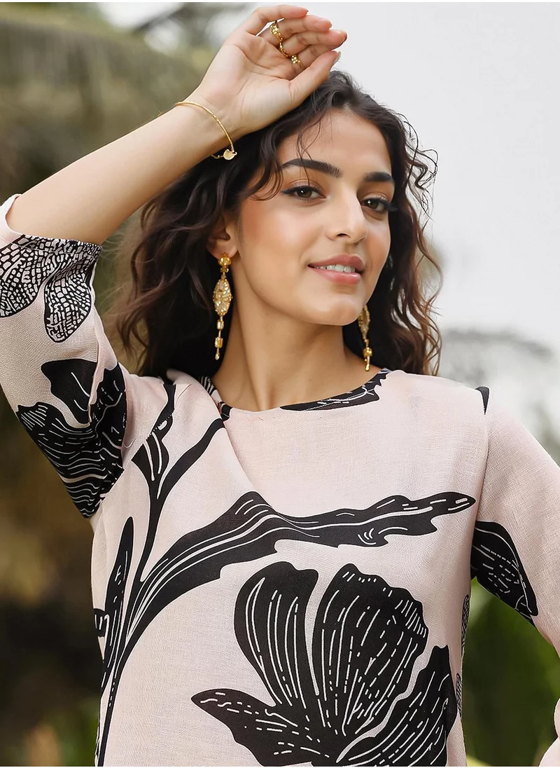  قصة Women's Saltbox Beige & Onyx Black Fluttering Petals Kurta Set