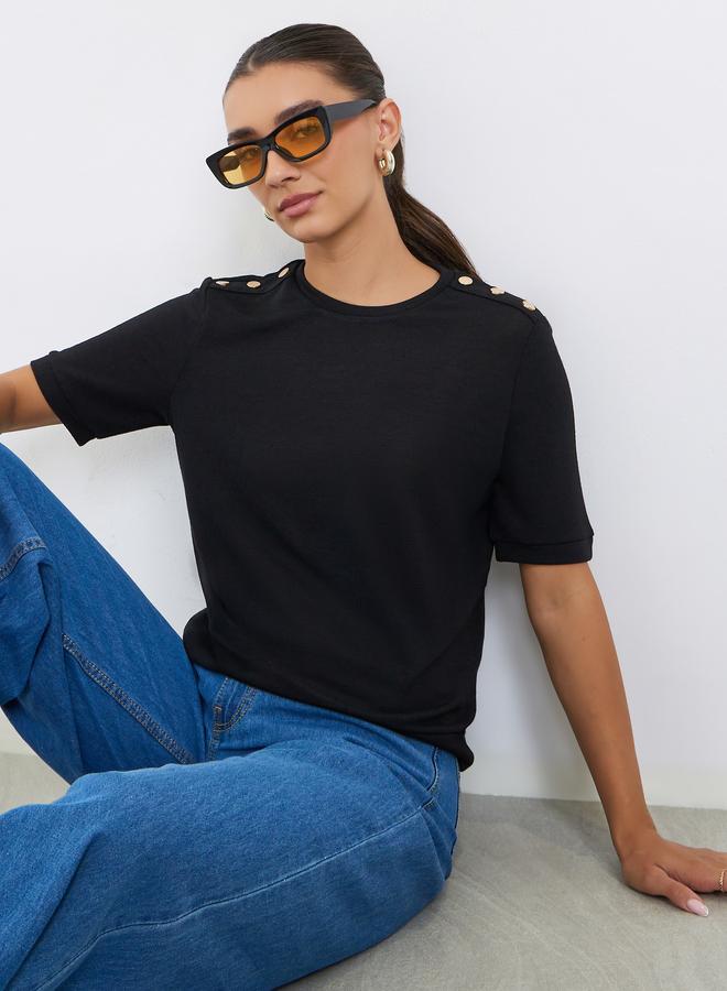 ستايلي تيشيرت بتفاصيل محبوكة بأزرار على الكتف - Image 1