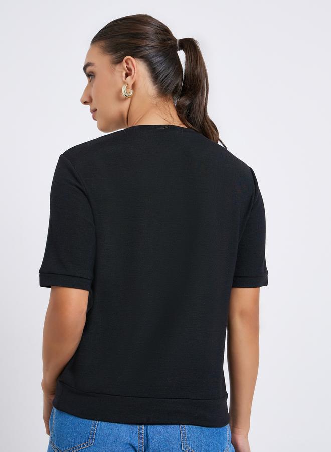 ستايلي تيشيرت بتفاصيل محبوكة بأزرار على الكتف - Image 5