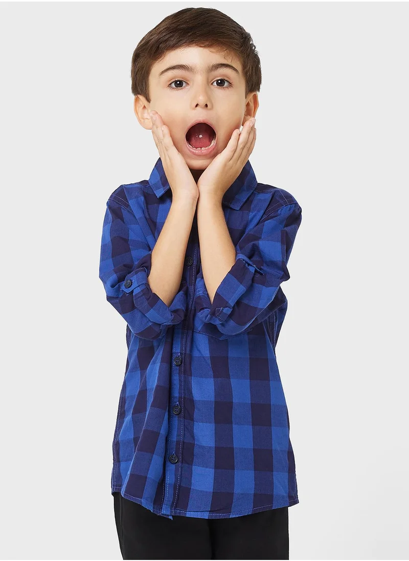 مذركير طقم مكوّن من قميص بتصميم مربّعات و تي-شيرت