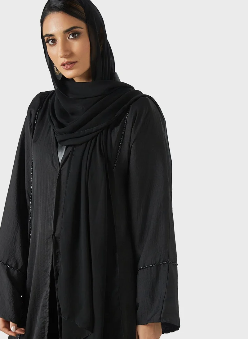 ثريدز باي اجوني عباية مزخرفة