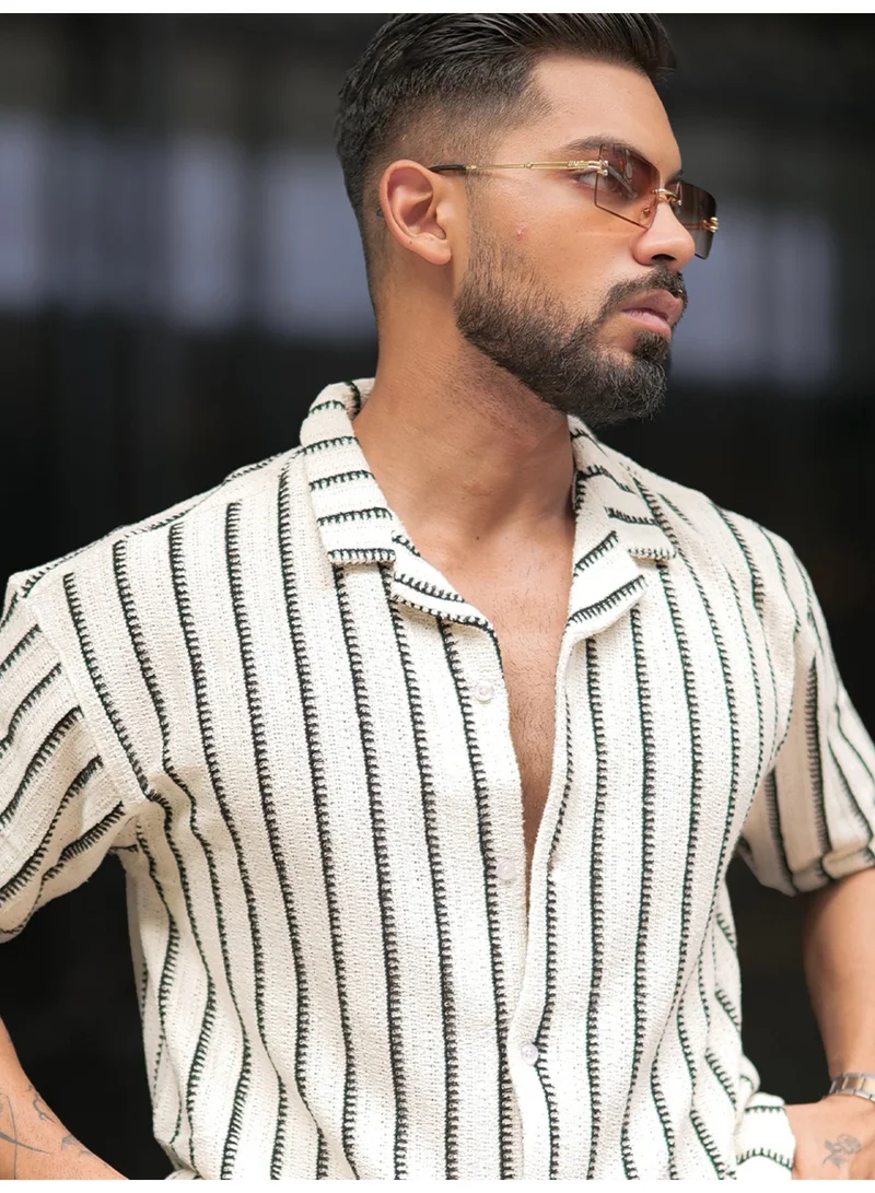 مانياك قميص رجالي أبيض واسع بياقة قميص وأكمام نصفية