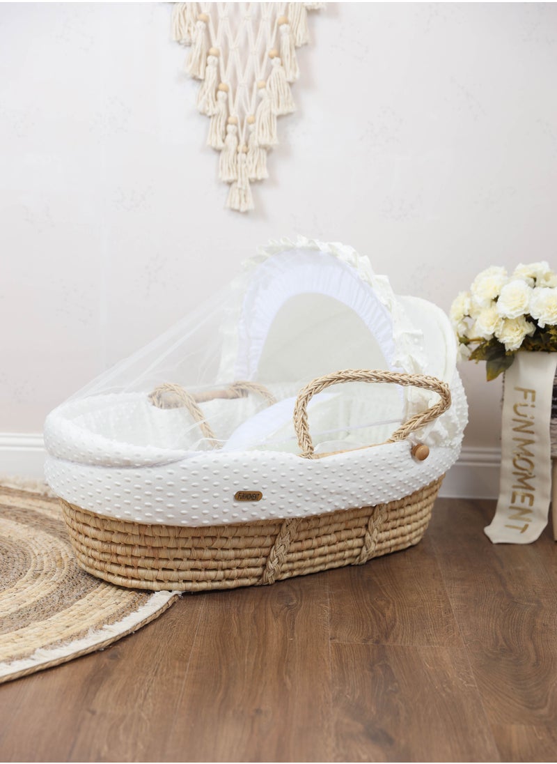 FUN MOMENT The cradle of the newborn Moses basket is a off-white color for children with a mosquito net  - Image 1