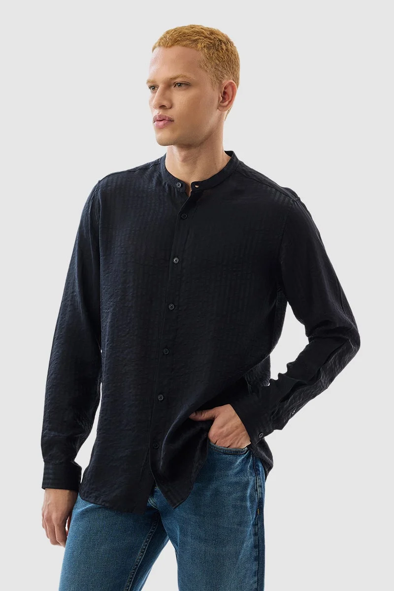 سنيتش قميص بقصة ضيقة مخطط باللون الأسود