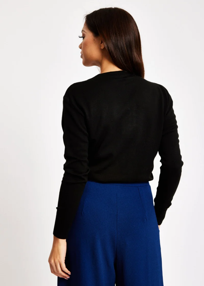 Liquorish بلوزة بياقة على شكل حرف مع تفاصيل كشكشة باللون الأسود