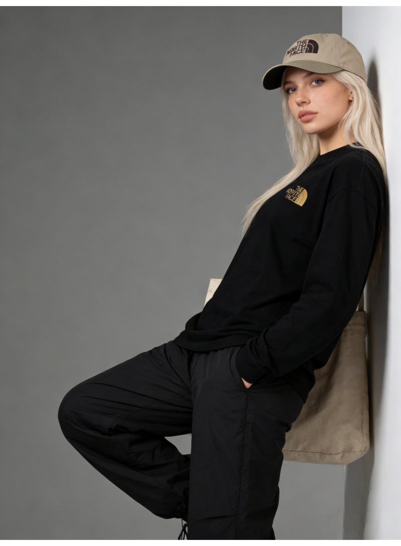 The North Face cotton long-sleeved T-shirt is printed with the letter Logo and weighs 320g. It is unisex, loose and comfortable. The cotton fabric is soft and breathable, popular for youth sports and leisure, and the top is soft and skin-friendly. - Image 4