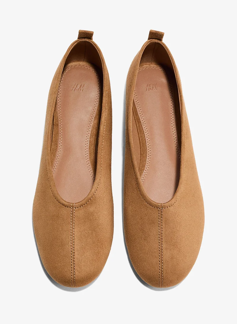 اتش اند ام حذاء باليه بملمس مخملي