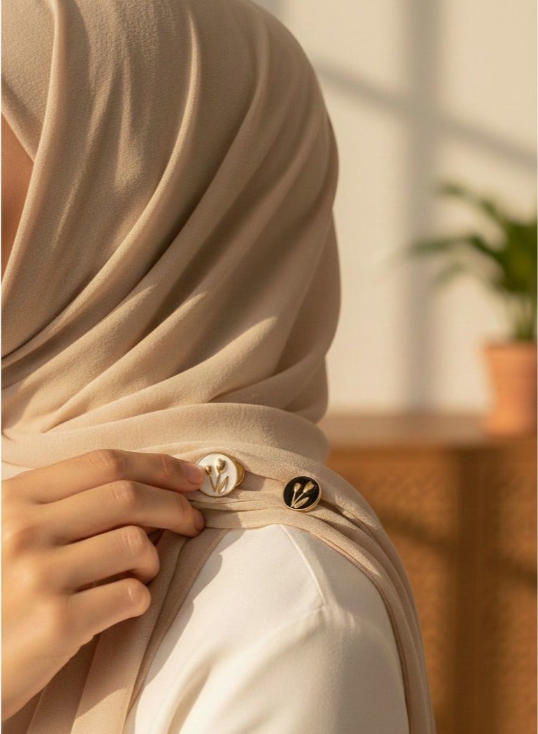 دبابيس حجاب مغناطيسية متعددة الأغراض للنساء - قطعتان - مشبك وشاح آمن بدون ثقب للقماش - مغناطيس قوي للملابس (أبيض/أسود) - Image 2